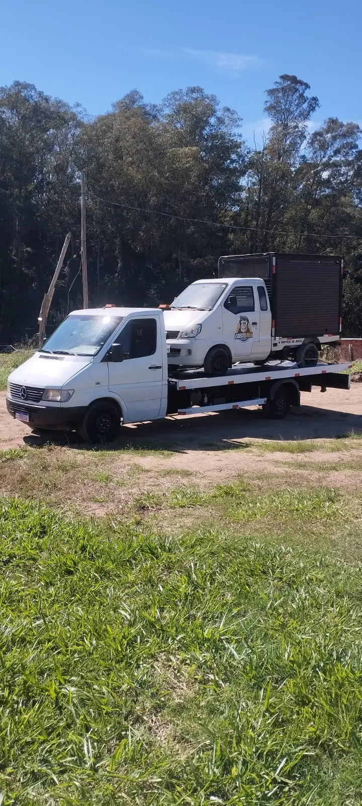 Guincho socorrendo um carro à noite em Campinas
